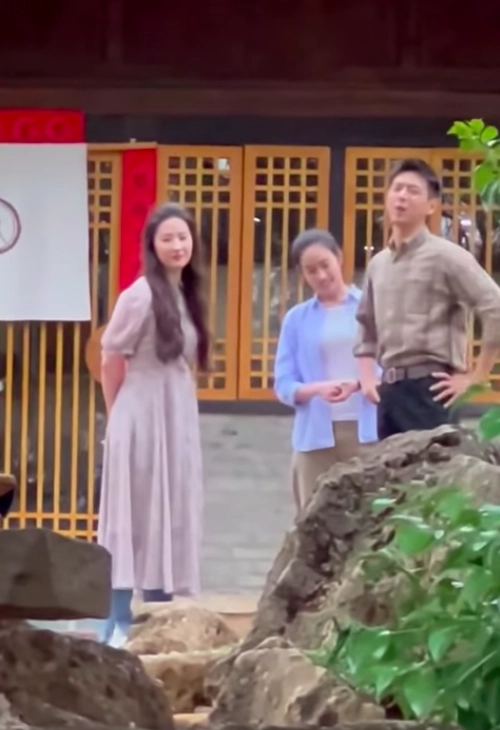 Thân hình không mấy thon gọn của Lưu Diệc Phi qua loạt ảnh hậu trường. 