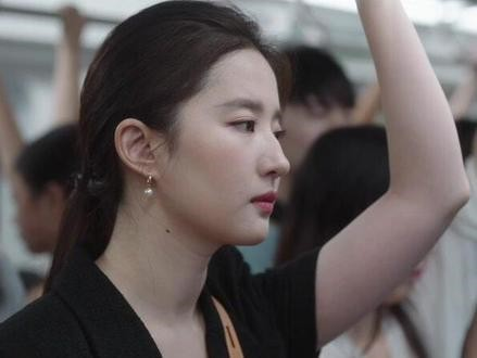 Dù là chính diện hay góc nghiêng đều có thể thấy Lưu Diệc Phi đã tăng cân không ít. Nữ diễn viên lộ mỡ thừa ở cổ và tay, gương mặt cũng không được thon gọn. 