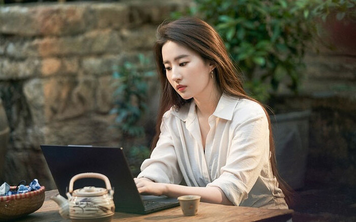 Lưu Diệc Phi tăng cân thấy rõ, gu thời trang thảm họa trong phim mới Ảnh 2