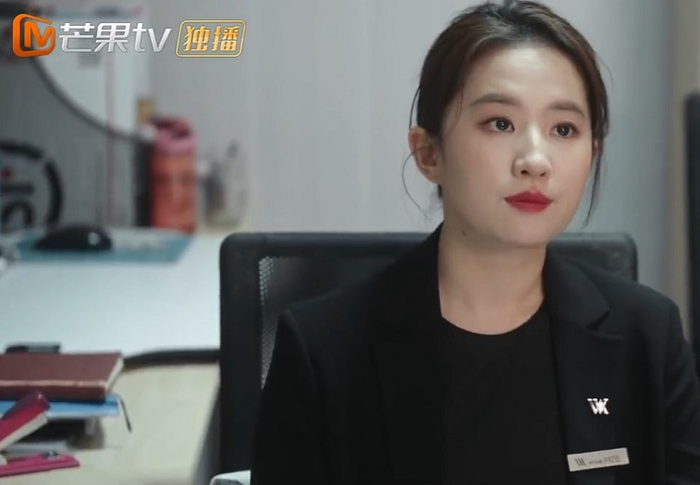 Lưu Diệc Phi tăng cân thấy rõ, gu thời trang thảm họa trong phim mới Ảnh 2