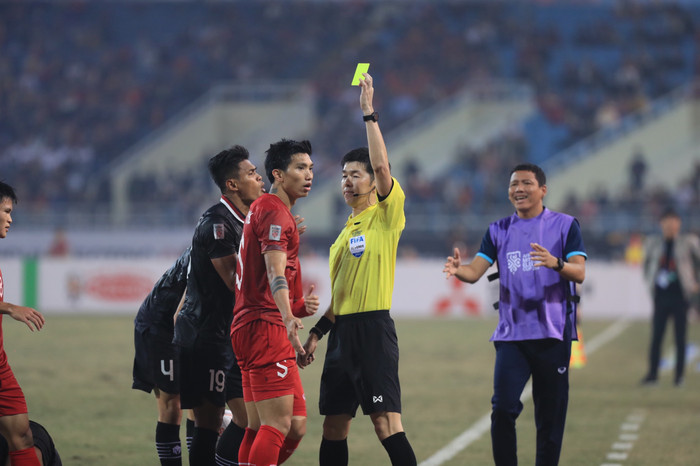 Văn Hậu bị thẻ vàng ở trận bán kết lượt về. Ảnh: Minh Dân