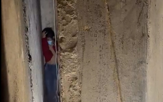 Nín thở theo dõi khoảnh khắc giải cứu bé gái lọt vào khe tường chỉ rộng 25cm Ảnh 2