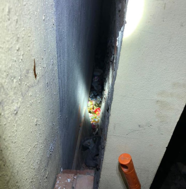 Khe tường nơi cháu bé mắc kẹt