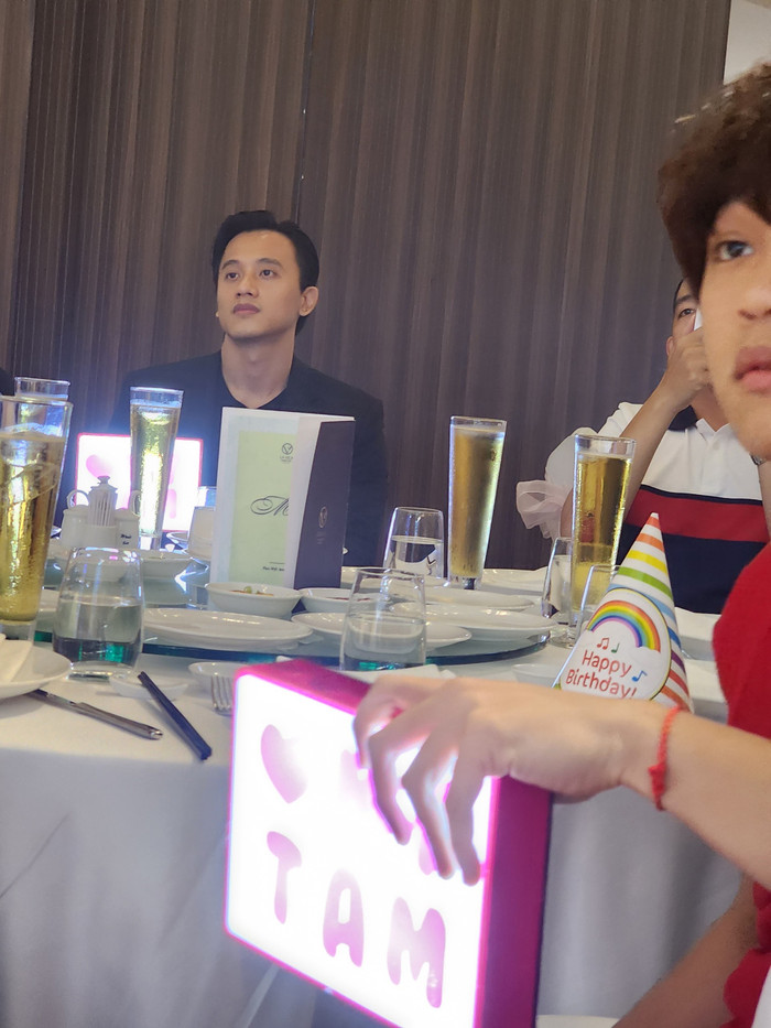 Mai Tài Phến ngồi ở phía xa sân khấu, không có quà nhiều cảm xúc trong tiệc thân mật của 'đàn chị'.