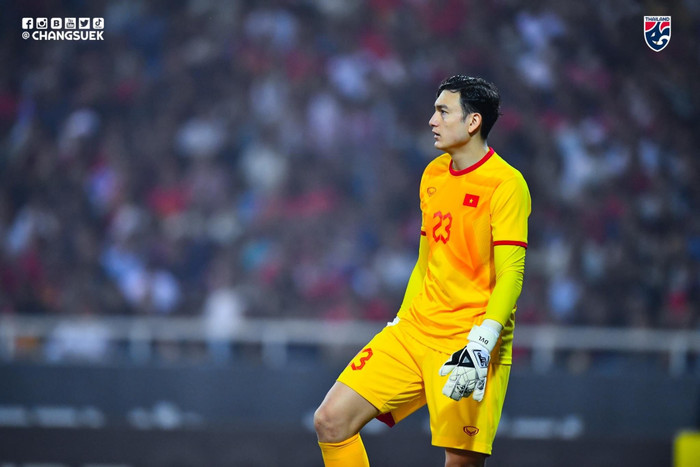 Tuyển Việt Nam sẽ cạn cơ hội vô địch nếu thủ môn Đặng Văn Lâm không hoá giải được tình huống đối mặt với Ekanit Panya.