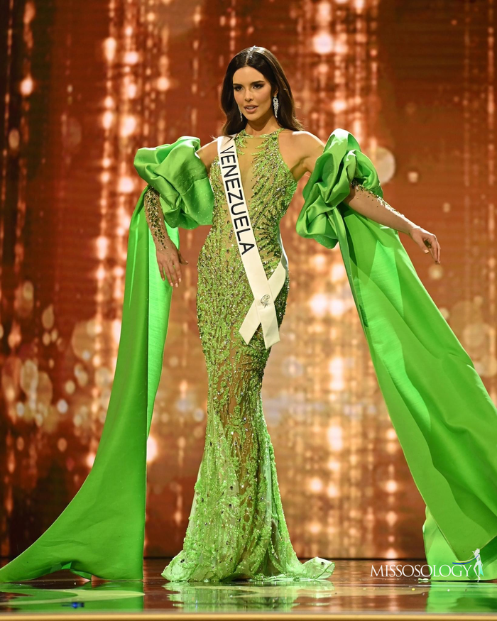 Đại diện Nam Mỹ nổi bật nhất của năm nay chính là Amanda Dudamel (23 tuổi) cao 1m79. Xuyên suốt hành trình dự thi, người đẹp sinh năm 1999 đã gây ấn tượng mạnh với nhan sắc hoàn hảo cùng kỹ năng trình diễn thanh lịch, cô liên tục được dự đoán trở thành Tân Hoa hậu Hoàn vũ nhờ vào tính cách thân thiện, gần gũi và biết cách kết nối với mọi người.&nbsp;