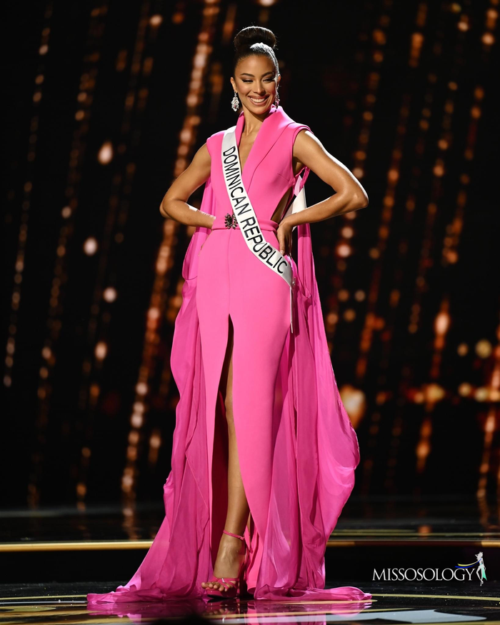 Andreína Martínez (24 tuổi) cao 1m83 bất ngờ được cộng đồng sắc đẹp để mắt với lối catwalk cuốn hút và nụ cười ấn tượng. Bên cạnh đó, mỹ nhân này còn sở hữu profile cực khủng và có thể trở thành thí sinh 'nuốt mic' trong đêm chung kết với nghề nghiệp cố vấn giáo dục về sức khoẻ tại Peer Health Exchange, điều phối viên của Tổ chức Bình đẳng cho Phụ nữ.