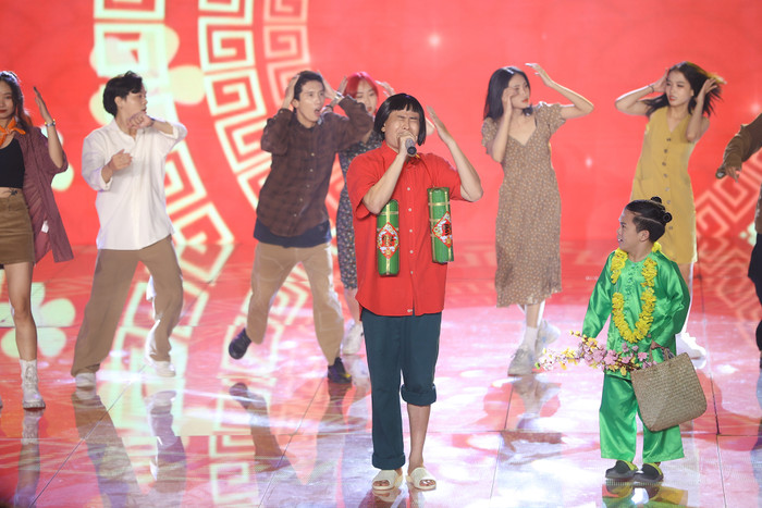 KHOA mang 'hit' Tết Đong Đầy lên sân khấu The Heroes 2022.