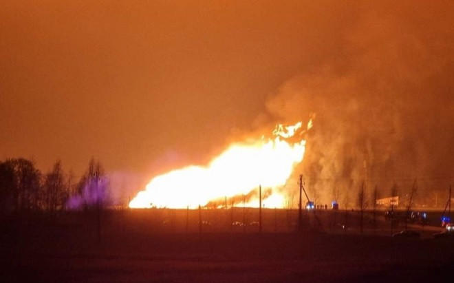 Đường ống khí đốt phát nổ tạo ra một quả cầu lửa cao 50m, 250 người sơ tán gấp Ảnh 2