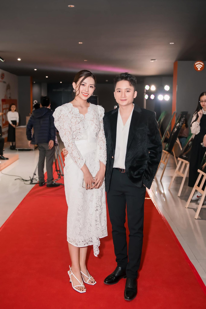 Trên mạng xã hội, cặp uyên ương không chia sẻ quá nhiều về cuộc sống đời tư. Nhưng mỗi khi nam nhạc sĩ nói về bà xã đều nhanh chóng trở thành chủ đề nóng và được cư dân mạng săn đón vô cùng nồng nhiệt