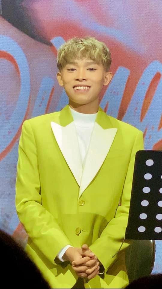 Anh còn tự tin nở nụ cười đầy rạng rỡ, dành ánh mắt trìu mến khi ngắm nhìn khán giả