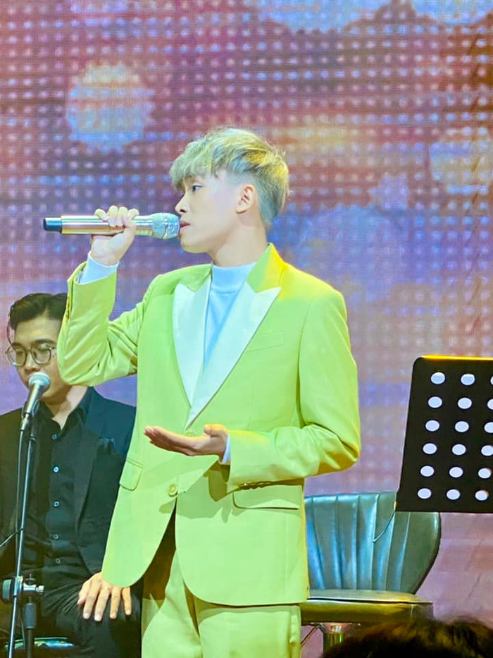 Nam ca sĩ trẻ vô cùng tự tin khi biểu diễn trên sân khấu