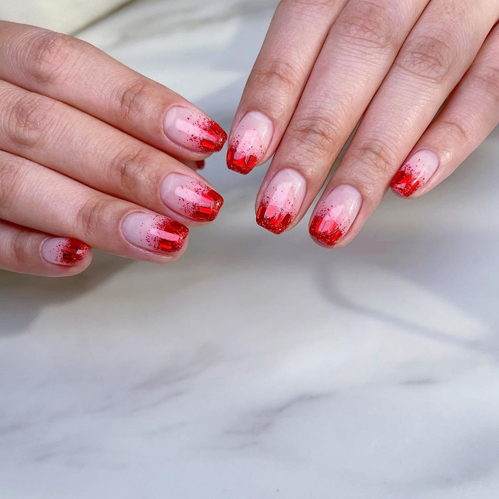 Mẫu nail phủ ánh nhũ đơn giản ở phần đầu ngón tay rất phù hợp với những cô nàng thích tiệc tùng. 