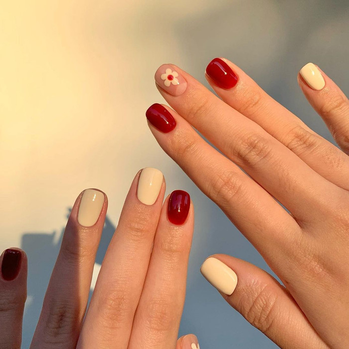 Nếu sợ nhàm chán, nàng có thể mix màu và hoạ tiết xen kẽ màu đỏ. 