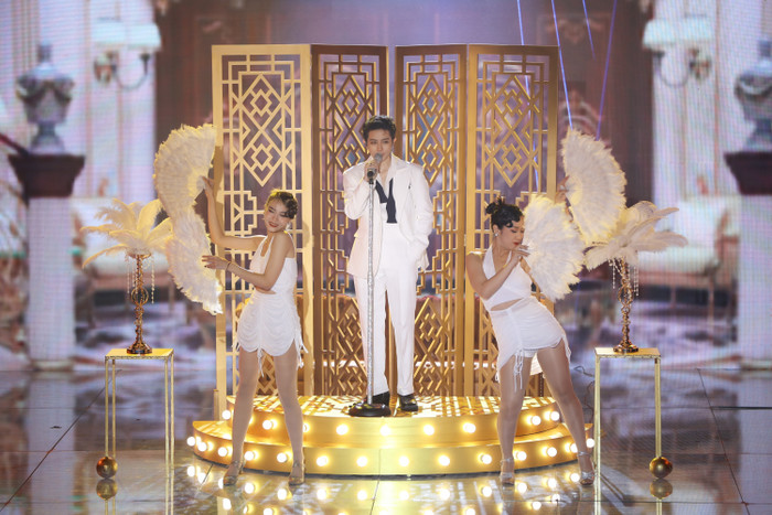 Gil Lê gây ấn tượng với khán giả khi diện bộ đồ với tông màu chủ đạo là trắng đen