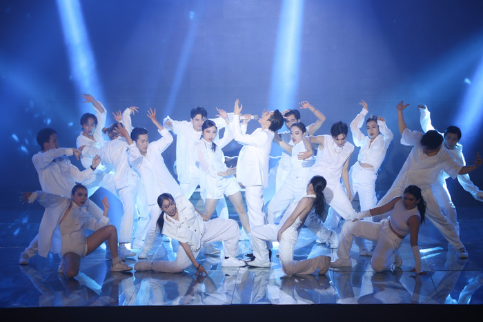 Những điểm nhấn được cô liên tiếp phô diễn trên sân khấu khiến khán giả không thể rời mắt