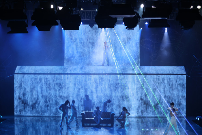 Nhờ có sự hỗ trợ từ phía Minh Đinh, Gil Lê ngày càng tự tin thể hiện ca khúc Biển tình