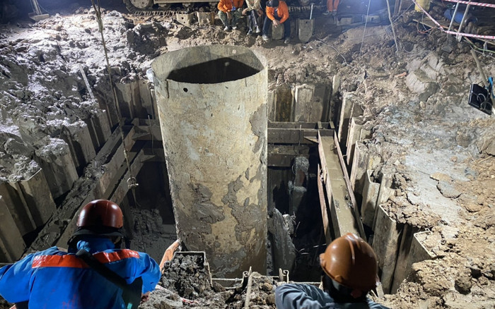 Vụ bé Hạo Nam rơi xuống trụ bê tông: Phá ma sát đất để chuẩn bị rút ống vách Ảnh 2