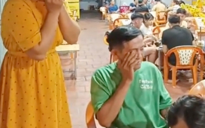 Cô gái 5 năm xa gia đình, giả vờ bán vé số mời ba mua và cái kết xúc động đến bật khóc Ảnh 2