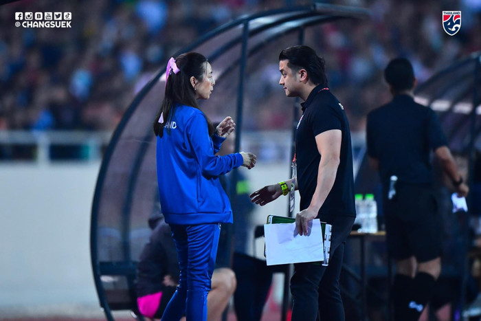 Wasapol Kaewpaluk (áo đen) - trợ lý của HLV Polking đã có hành động xấc xược sau trận Việt Nam hoà Thái Lan.