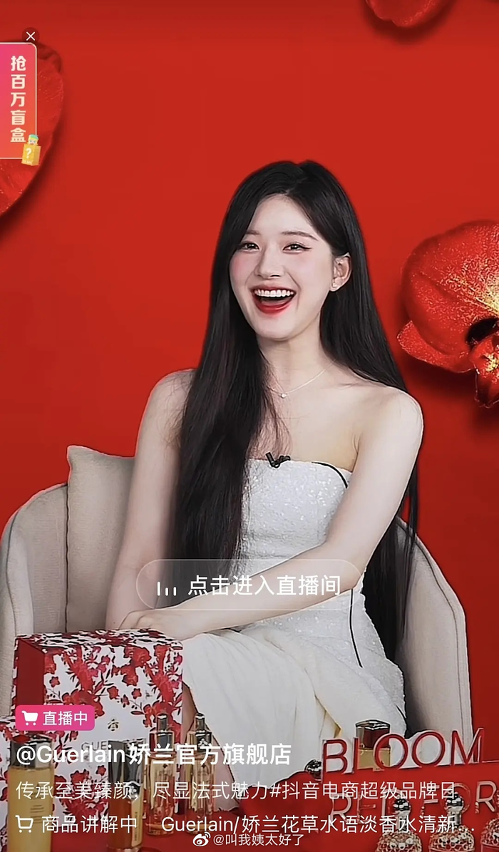 Khi cười, Triệu Lộ Tư càng để lộ rõ nhược điểm khuôn mặt bầu bĩnh quá đà. 