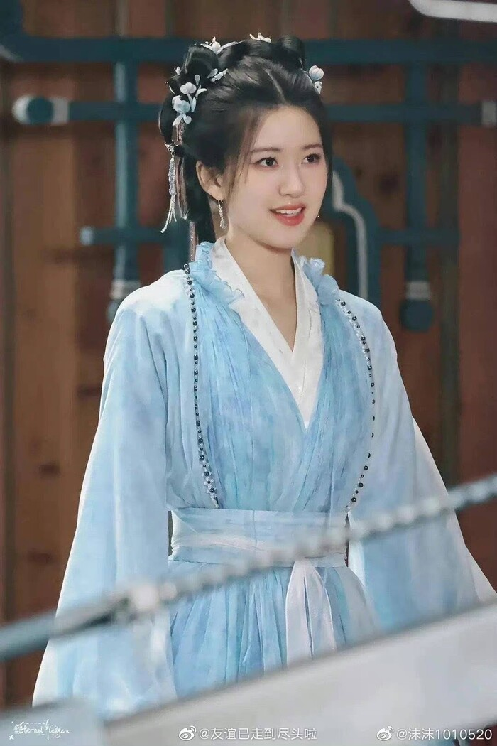 Việc điều chỉnh trang phục, nhất là các đồ bảo hộ sẽ được trợ lý hậu trường kiểm tra kĩ càng để bảo đảm an toàn cho diễn viên.