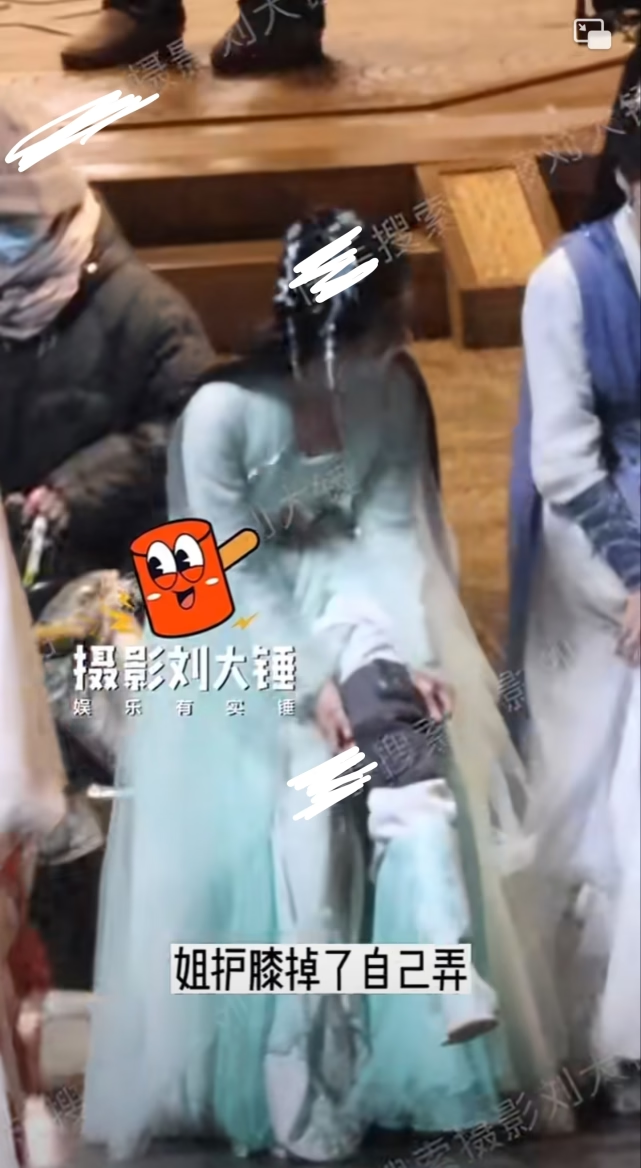 Hình ảnh Triệu Lộ Tư tự điều chỉnh lại miếng đệm đầu gối mà không yêu cầu trợ lý giúp đỡ.&nbsp;