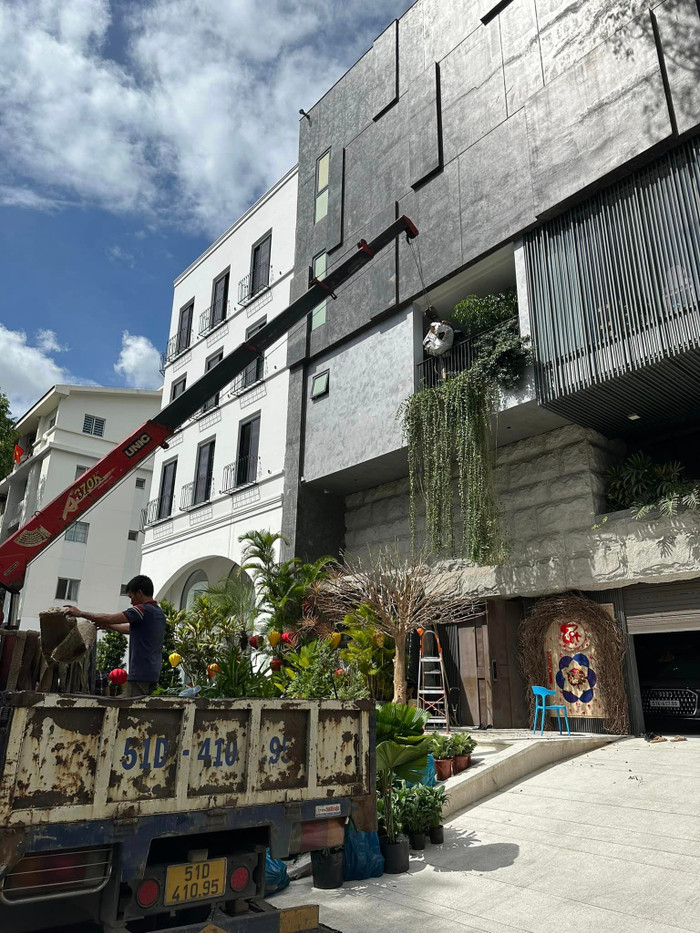 Thậm chí, xe cần cẩu cũng được sử dụng, thể hiện độ 'chịu chơi' của chủ nhân
