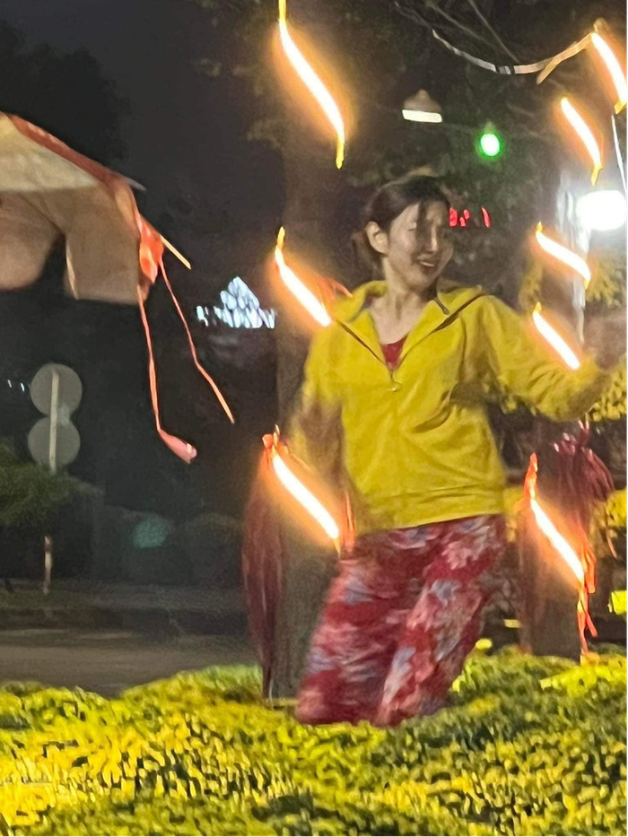 Trang phục đỏ với họa tiết hoa sặc sỡ của Thùy Tiên đã thu hút sự chú ý của người hâm mộ. Ngoài những lúc đi sự kiện, có thể thấy nàng hậu ăn mặc khá giản dị, không hề phô trương. 