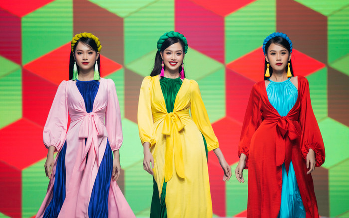 Hậu đăng quang, Hoa hậu Thanh Thủy cùng á hậu Thùy Linh - Ngọc Hằng dắt tay nhau diễn first face Ảnh 2