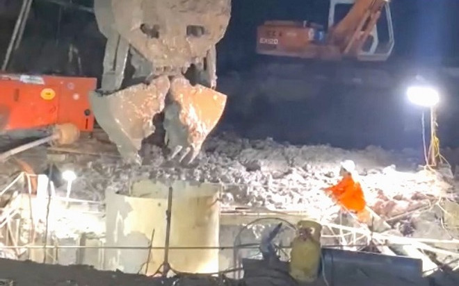 Vụ bé trai 10 tuổi rơi xuống trụ bê tông sâu 35m: Tiếp tục đào đến độ sâu 20m so với đỉnh cọc Ảnh 2