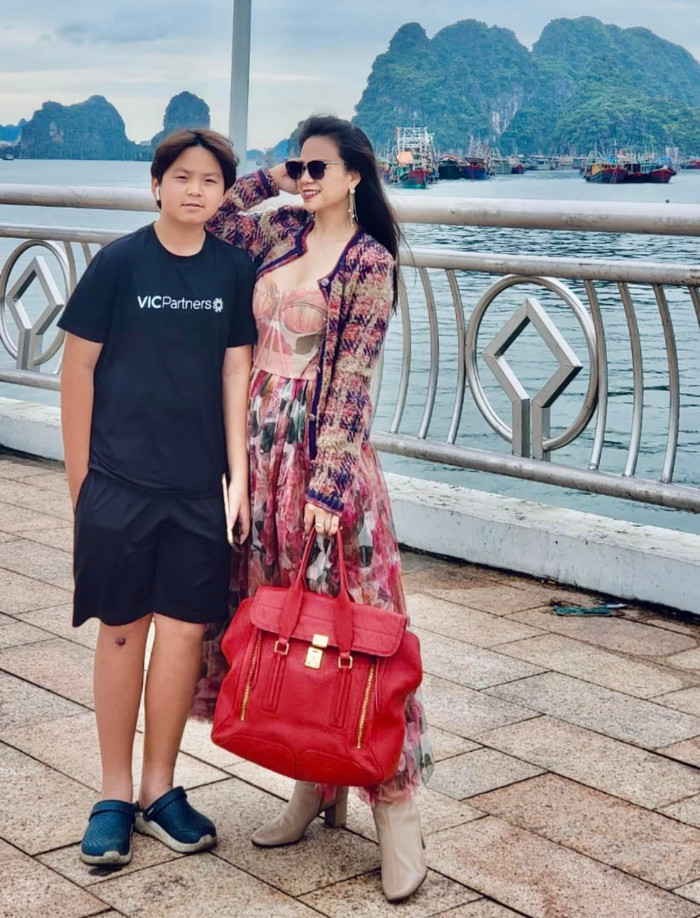 Bà Đào Lan Hương đăng nội dung 'hé lộ mối tình với 2 người' nhưng đăng ảnh phía dưới là chụp cùng 2 con. (Ảnh: FBNV)