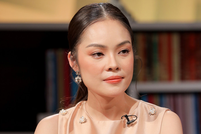 Người đẹp chỉ ở nhà livestream bán hàng hằng ngày với mong muốn kiếm ra tiền để trả nợ và chăm sóc cho các con.