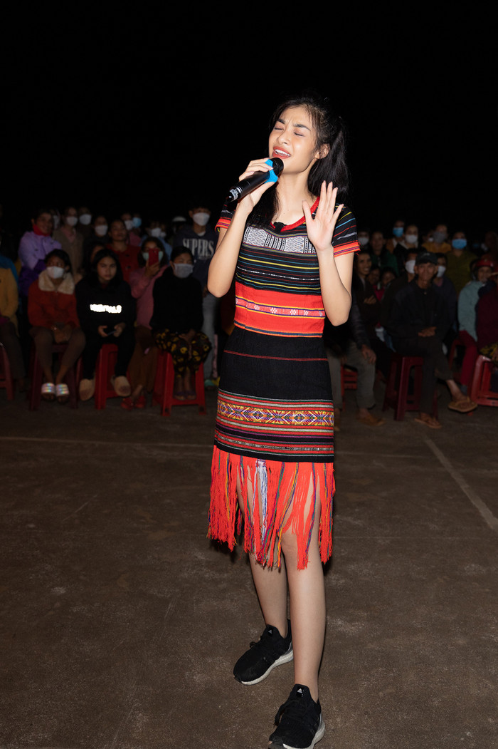 Lona Kiều Loan diện trang phục dân tộc, hạnh phúc khi mang xuân về với buôn làng Đắk Lắk Ảnh 2