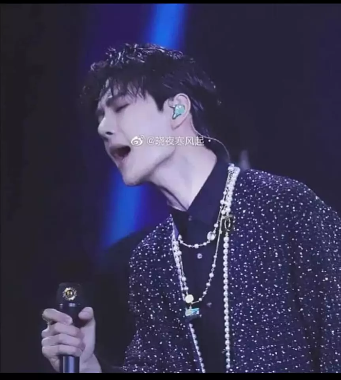 Một số đoạn Vương Nhất Bác để mic khá xa nhưng âm thanh phát ra vẫn rõ ràng 