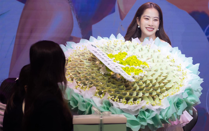 Giống với Hồ Văn Cường, Nam Em được khán giả tặng tiền trên sân khấu theo cách đặc biệt Ảnh 2