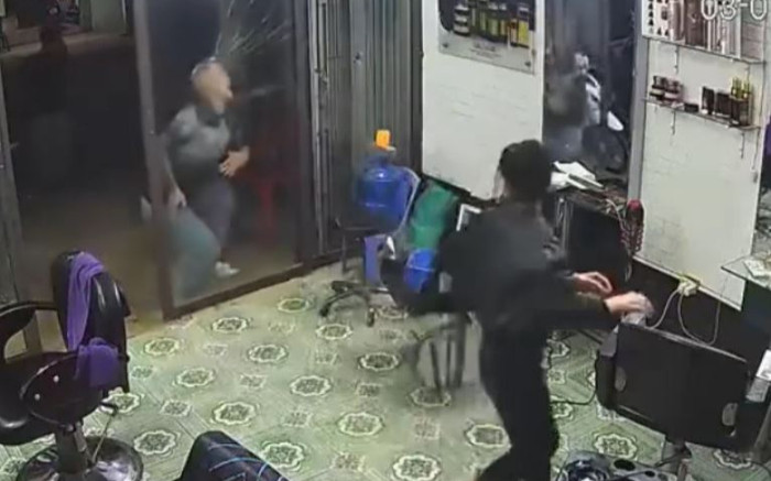 Đi làm tóc ăn Tết, thanh niên vừa gặp họa vừa chẳng ngờ đến 'khoản tiền phát sinh' Ảnh 2