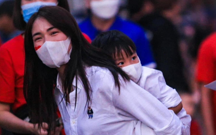 Hòa Minzy và bé Bo có mặt tại Thái Lan để cổ vũ đội tuyển Việt Nam Ảnh 2