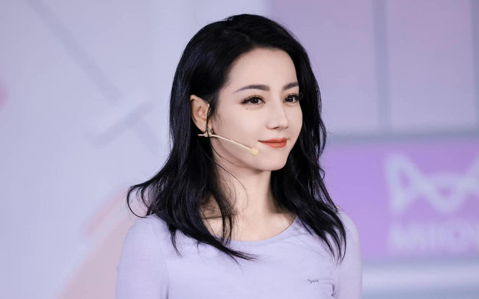 Hết Cúc Tịnh Y, đến Địch Lệ Nhiệt Ba cũng phải mặc đồ rẻ tiền, còn thấy rõ cả chỉ thừa Ảnh 2