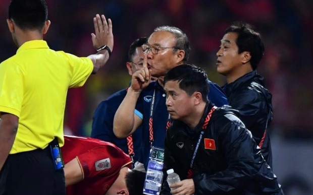 HLV Park Hang Seo tức giận trước sự khiêu khích của Theerathon - người giúp Thái Lan vô địch Ảnh 2