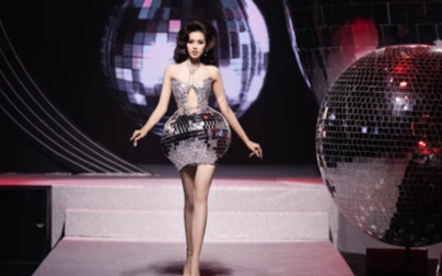 Loạt váy áo đẹp nhưng bất tiện vô cùng của sao Việt: Đỗ Hà phải đứng 2 tiếng, Hương Giang đi lại khó khăn Ảnh 2