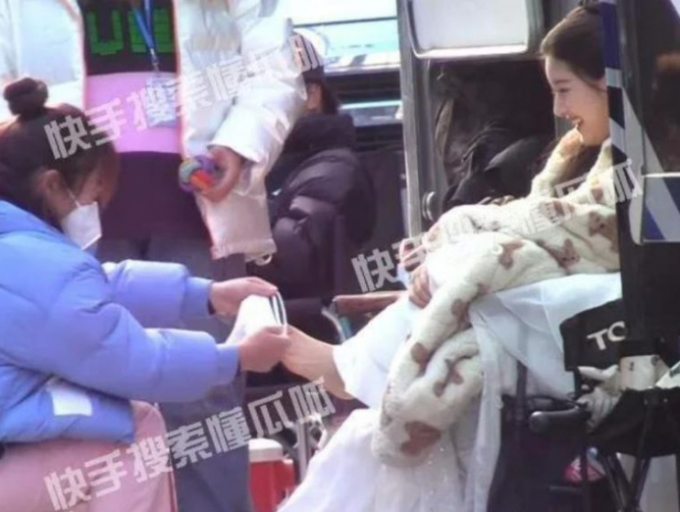 Triệu Lộ Tư để trợ lý đi tất cho trong khi bản thân thì ngồi chơi với chó và nghịch điện thoại.&nbsp;