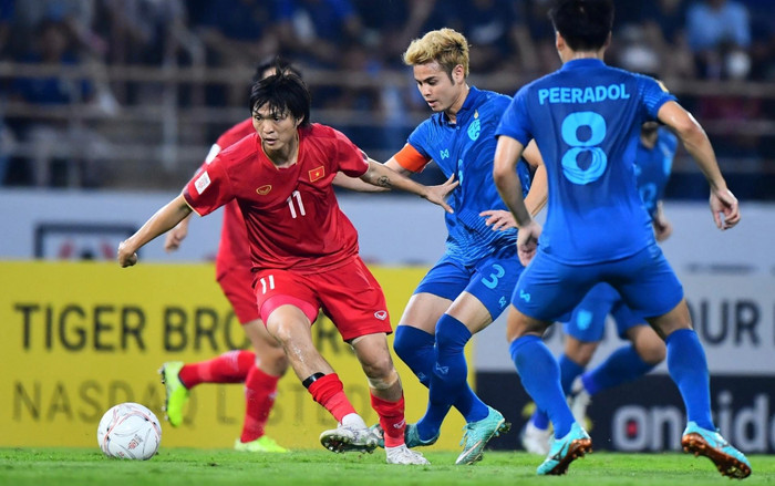 Mặc dù HLV Park Hang Seo tuyên bố có cách khoá Theerathon ở lượt về nhưng đội trưởng Thái Lan tiếp tục gieo ác mộng cho tuyển Việt Nam. Ảnh: FAT