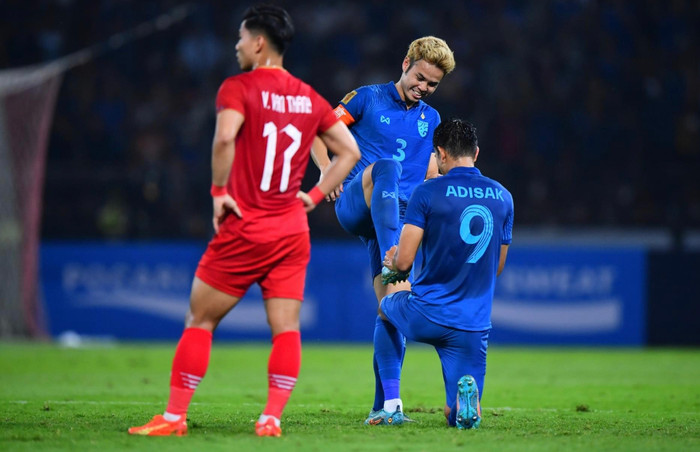 HLV Park Hang Seo có lần nói về sự nguy hiểm của Theerathon nhưng bất lực khắc chế đội trưởng Thái Lan. Ảnh: FAT