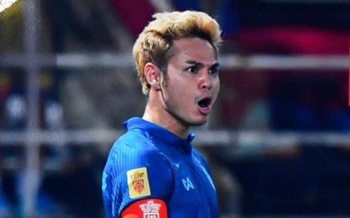 Tuyên bố nghỉ đá AFF Cup, đội trưởng Thái Lan Theerathon mong có VAR để bớt xấu xí Ảnh 2