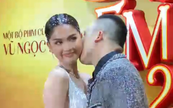 Vũ Khắc Tiệp trao cho Ngọc Trinh nụ hôn ngọt ngào giữa chốn đông người Ảnh 2