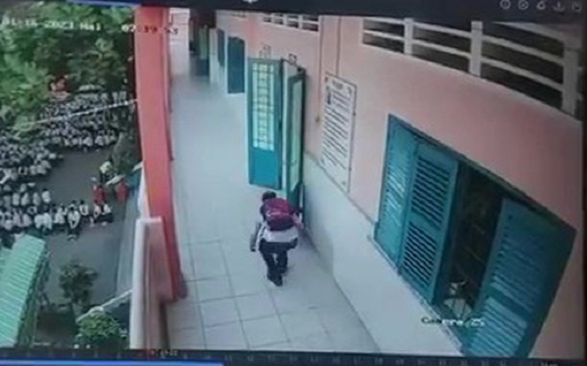 Nhân lúc cả trường đang chào cờ, gã đàn ông lom khom chui vào lớp làm chuyện 'xấu xí' Ảnh 2