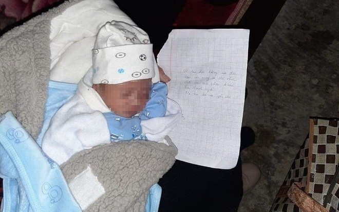 Bé trai bị bỏ rơi trước cổng nhà dân, 'nghẹn đắng' trước lời nhắn gửi Ảnh 2