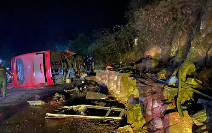 21 người thương vong sau vụ tai nạn xe khách trên QL6 Ảnh 2