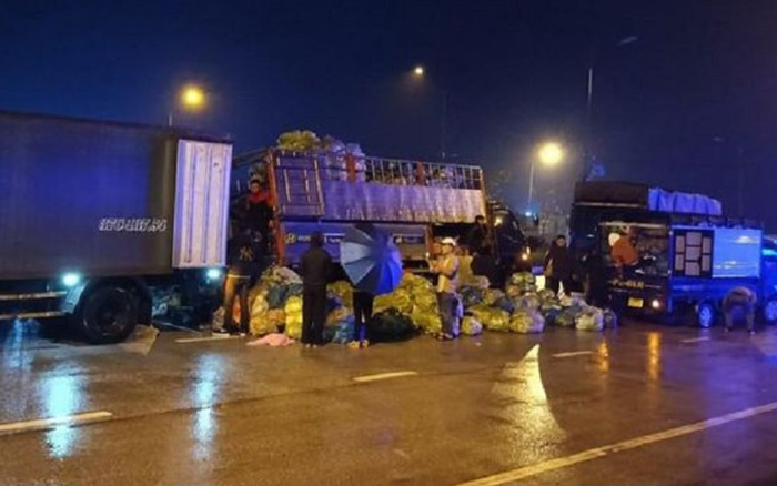 Xe tải chở rau giao hàng dịp Tết gặp nạn và cái kết ấm lòng trong đêm mưa rét Ảnh 2